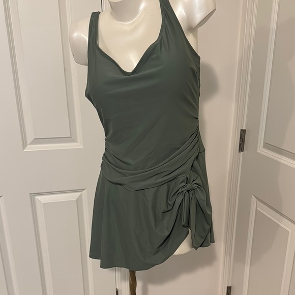 Elegant Green One-Piece Swimsuit - Picture 1 of 7